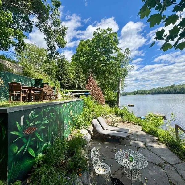 Charming & Whimsical Historic River Home, hotelli kohteessa Titusville