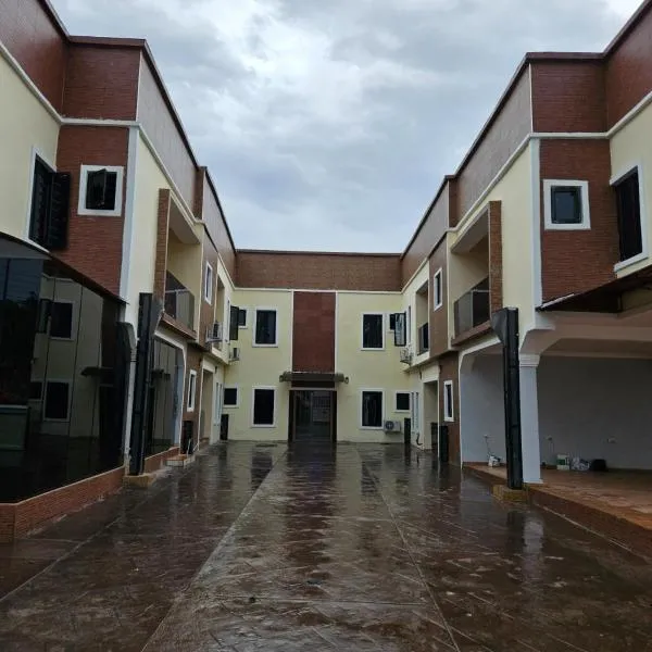 Oak Haven Lodging & Suites, hotel di Sagamu