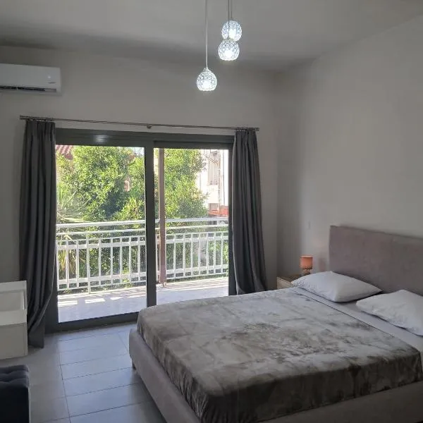 GEORGIAS Apt,brand new 2025 modern Apt in the center of Alikanas, khách sạn ở Alikanas
