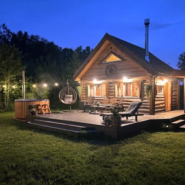 Hobu House - a Cozy, Private Cabin with a Hot Tub by the Forest near Haapsalu, hotel Haapsaluban