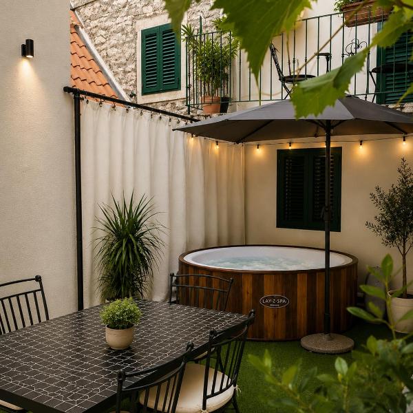 Quiet Oasis in the Heart of Old Town- two kitchen,3bath, Split