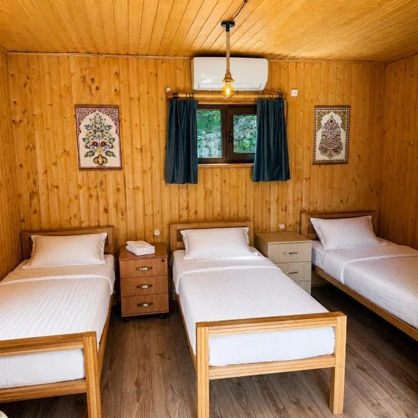Kolsay Tanbalytas Wood Panel House for 3 Guests, hotel Kolʼbastau városában