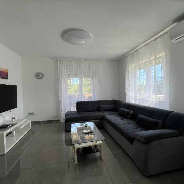 Apartment CReO Loborika, hotel in Marčana