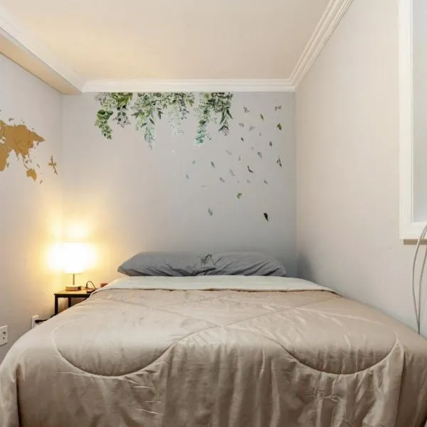 Private Bedroom with Shared Bathroom in Union Square Downtown Manhattan - Steps from the Best Dining & Nightlife!, hotel a Nova York