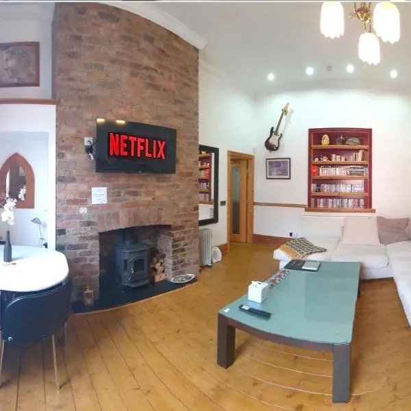 FREE DOG STAY - LARGE APARTMENT - FREE PUBLIC PARKING BEDROOM TV, WALK in SHOWER - FULL Kitchen - NETFLIX - Super Fast WiFi - DVD's-Welcome Tray - No Deposits - Just Meters from Gavin n Stacey Film House, hotel a Barry