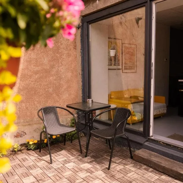 Liepaja Garden Studio with Terrace, hotel v destinácii Liepāja