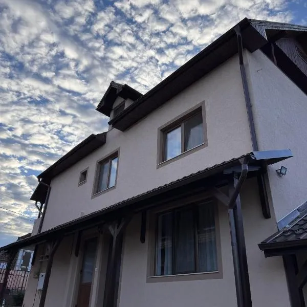 Pensiune lângă Mănăstirea Izbuc, hotel di Călugări