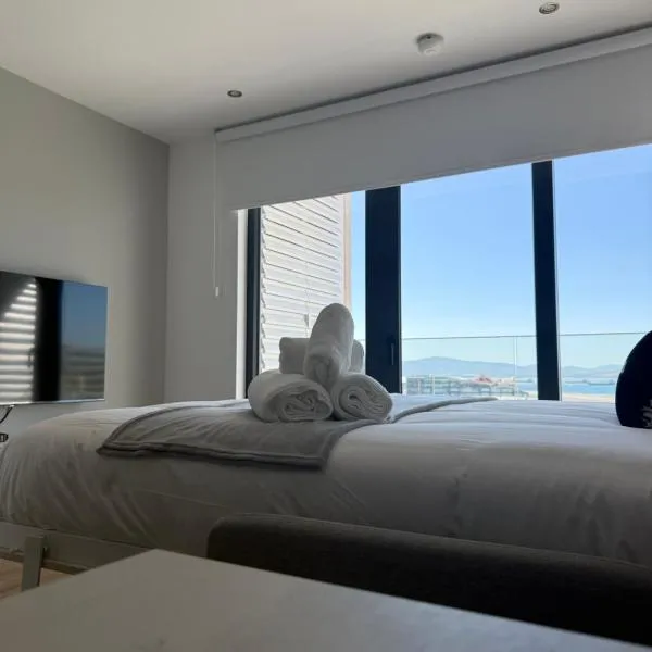 New CP Victory Suites with runway and sea view, pool and gym, hotell i Gibraltar