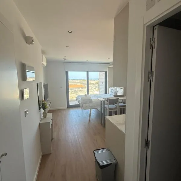 New CP Victory Suites studio with runway view, pool and gym, hotel sa Gibraltar