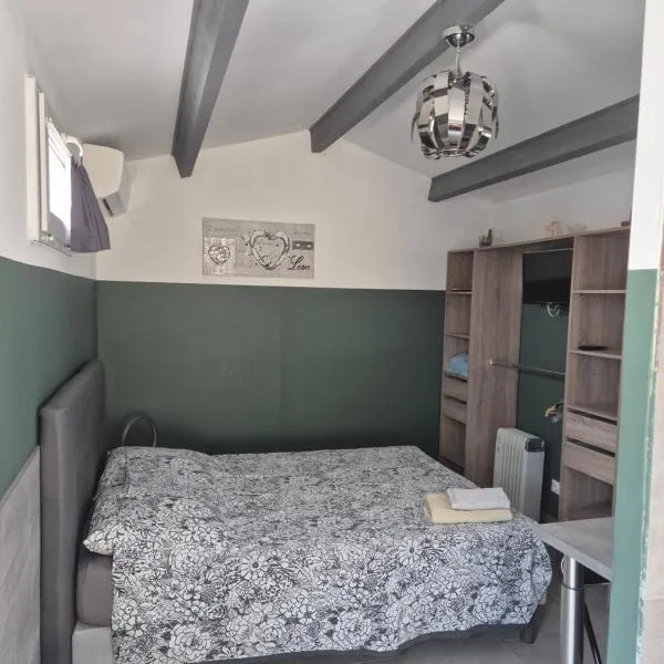 Studio cosy avec cour, hotel di Arles