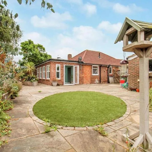 Cozy Detached Bungalow with Sunny Garden, hotell Southamptonis