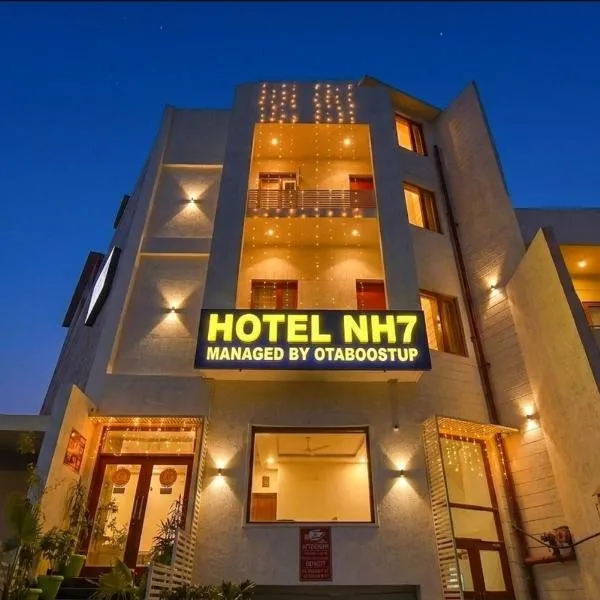 Hotel NH7 Zirakpur Bus stand, hotel em Zirakpur