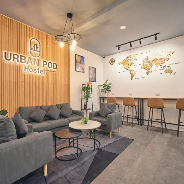 Urban Pod Capsule Hostel, hótel í Bangkok
