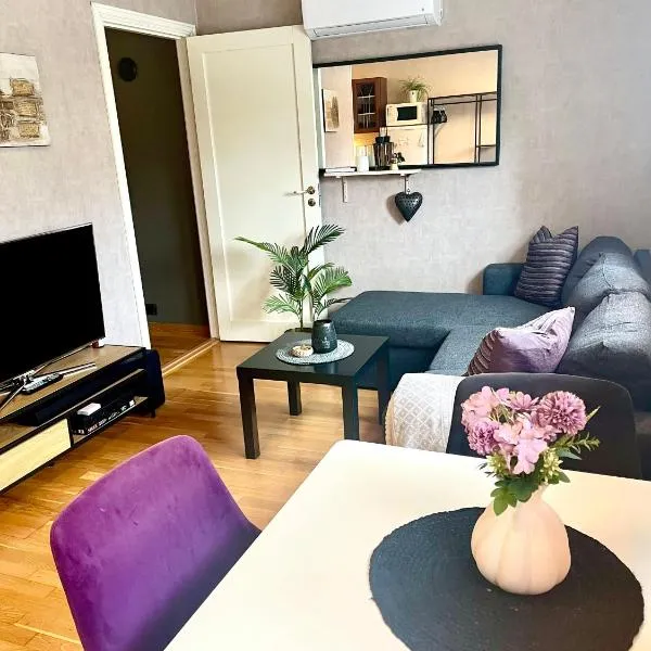 Basement apartment with private entrance and parking, hotel din Kristiansund