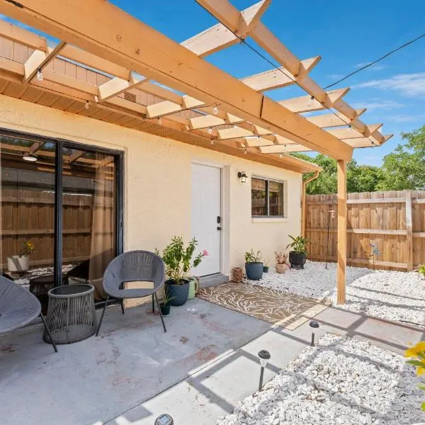 Coastal Bungalow- 5 Minutes to the port!, hotel sa Cape Canaveral