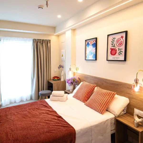 Luz House Marbella Hostal، فندق في مربلة