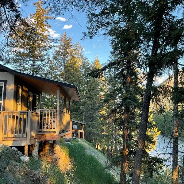 Doug's Emporium and Riverside Cabins, hotel i Hedley