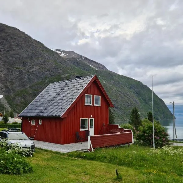 Charming traditional Norwegian Cabin in Lyngen, hotel a Lyngen