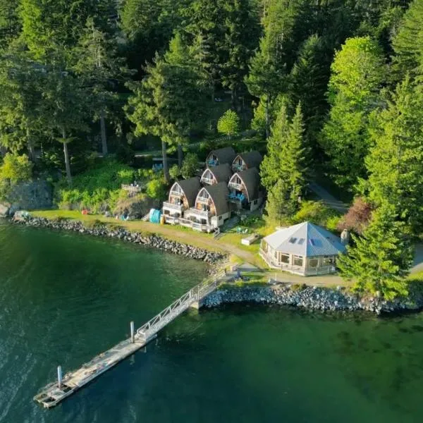 Jade Resort-Oceanfront Suites in Gowlland Harbour – hotel w mieście Heriot Bay