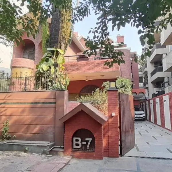 RED BRICK HOME BY EARTHAA ESCAPES, hotel in New Delhi