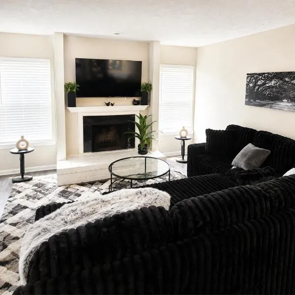 Midnight Serenity SPACIOUS LUX 1BR POOL NEAR THE BATTERY, hotel in Atlanta
