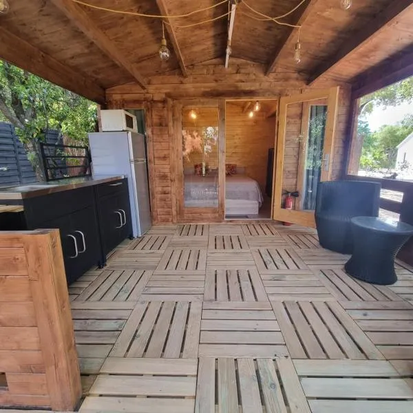 Chalet en bois avec terrasse au calme proche plage et nature, hotel en Le Muy