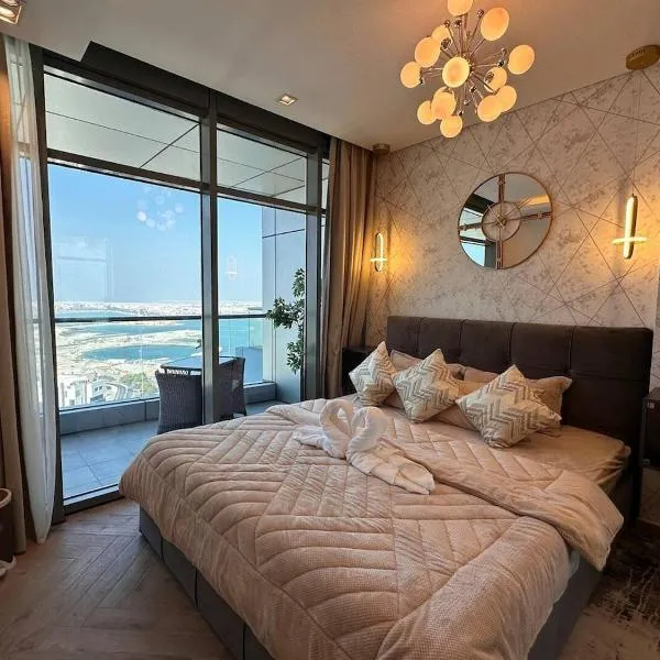 Sea view flat with gym and pool, hotel in Manamah
