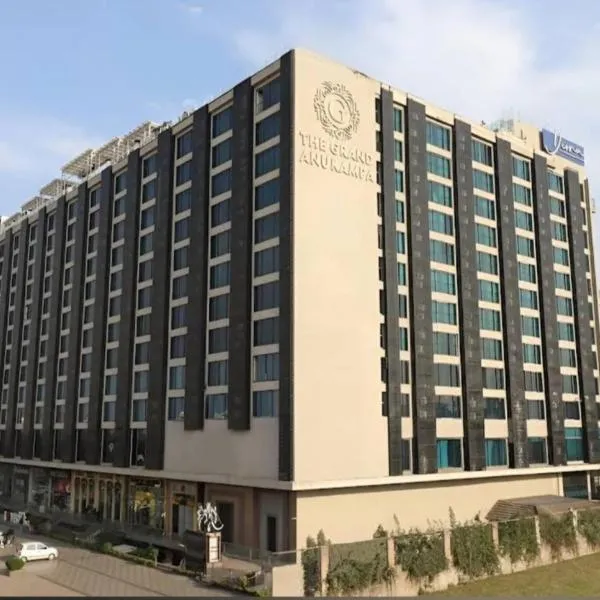 Grand Anukampa Swimming Pool & Rooftop Bar, מלון בג'איפור