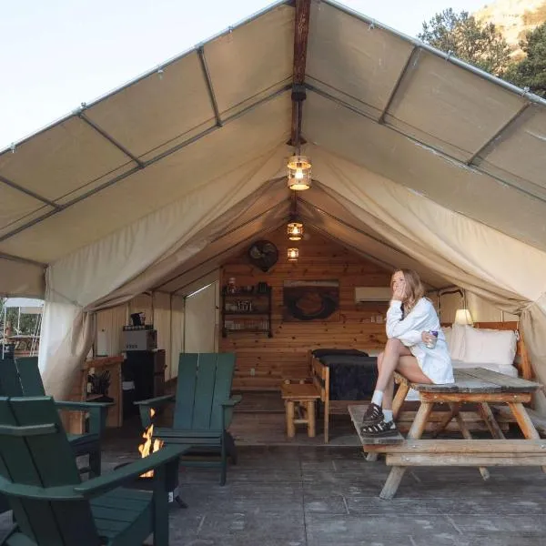 Glamping Tent #2 with Heat AC and Private Bath, hotel v destinaci Orderville