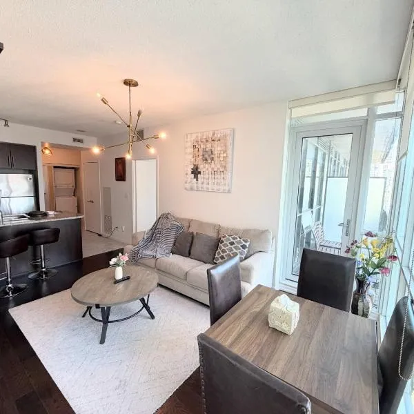 2-Bdrm and 1 Den 3 bed Condo with 2 bath - Prime location- Adjacent to Scotiabank Arena, CN Tower, Union Station, Ripleys, hotel Torontóban