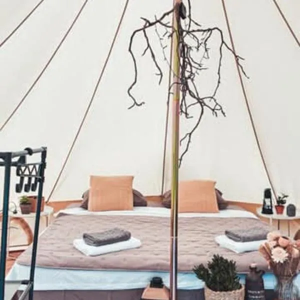 Bushcraft Glamping Møn with Stunning Sunrise View, hotell i Askeby