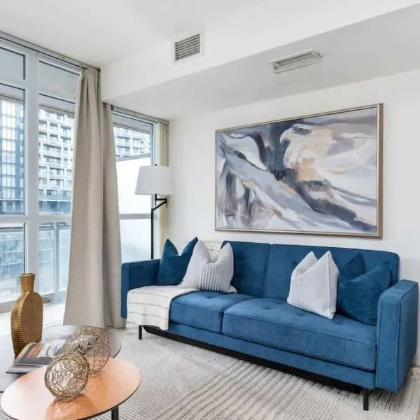 Downtown condo Steps to Entertainment District, hotel in Toronto