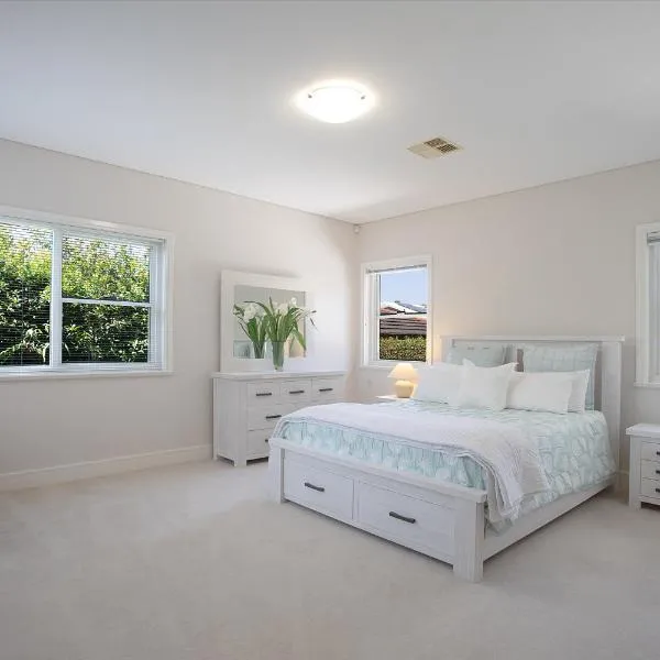 Luxury Room & Large House Caringbah South, hotel di Burraneer