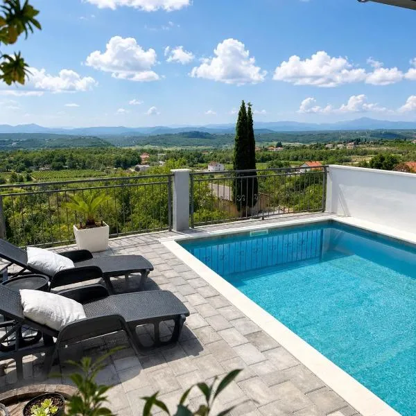 Vintage village house with pool, hotel em Čitluk