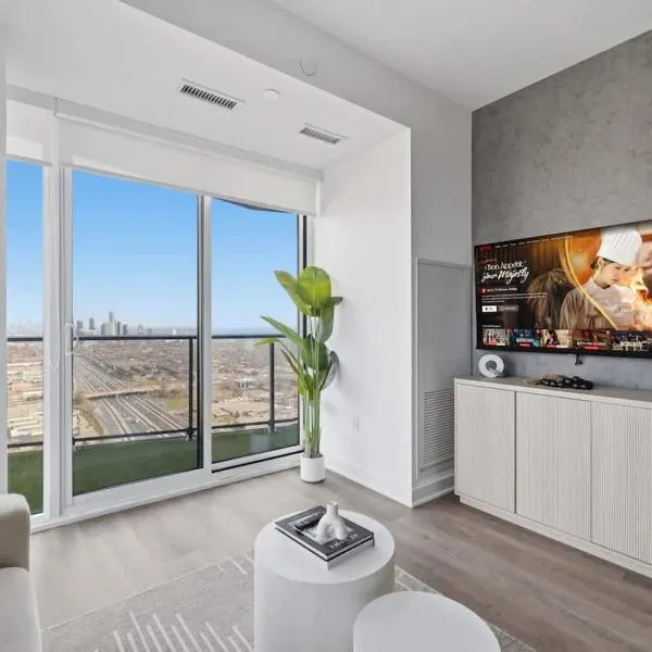 Sleek 2BR Toronto Condo Patio & Free Parking, hotel in Toronto