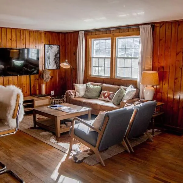 Birch House: Cozy Cabin 5 min from Okemo, hotel v destinaci Ludlow