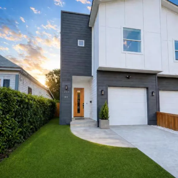4 Bedroom House Downtown San Antonio Sleeps 12 Patio Walk to Riverwalk Alamodome Pet Friendly, hotel v mestu San Antonio