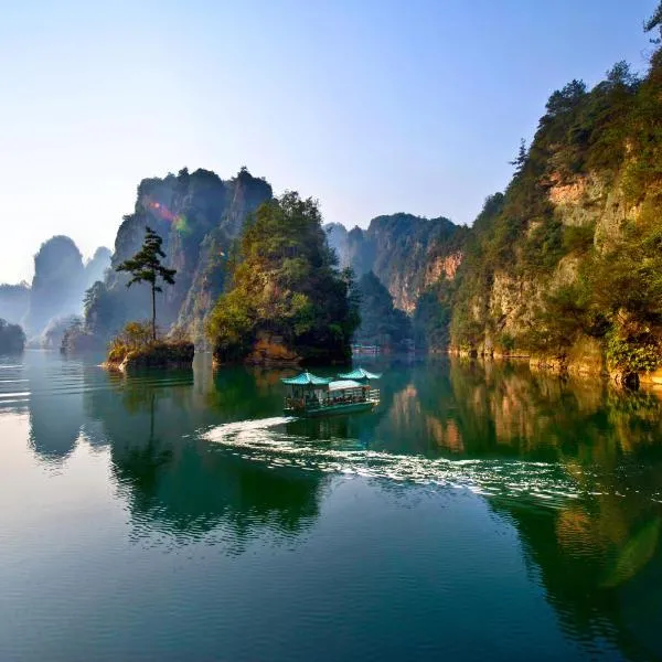 Zhangjiajie Homeinn Plus Hotel-Free pick up service,Free Chinese-western Breakfast,Free Freah Coffee,Free Self-Service Laundry & Drying, Attraction Tickets Serivce in advance, hotel di Zhangjiajie