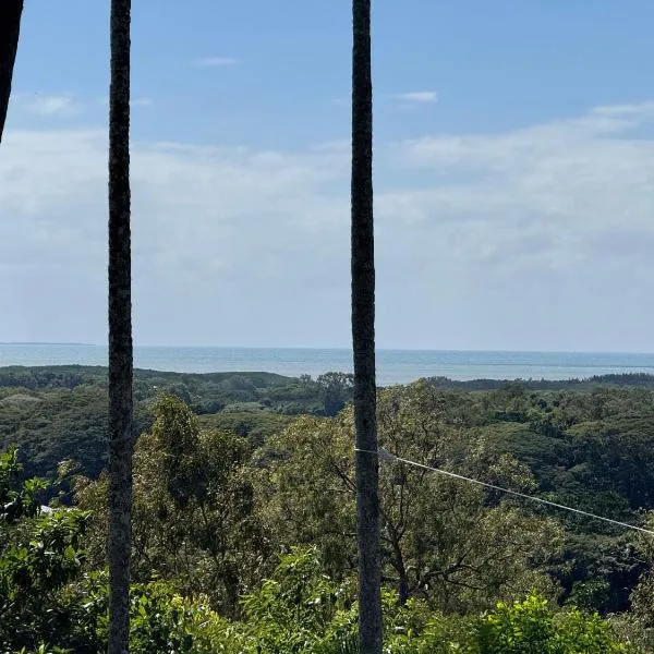 Mount Panorama sea and valley views whole house and garden private, hotelli kohteessa Port Douglas