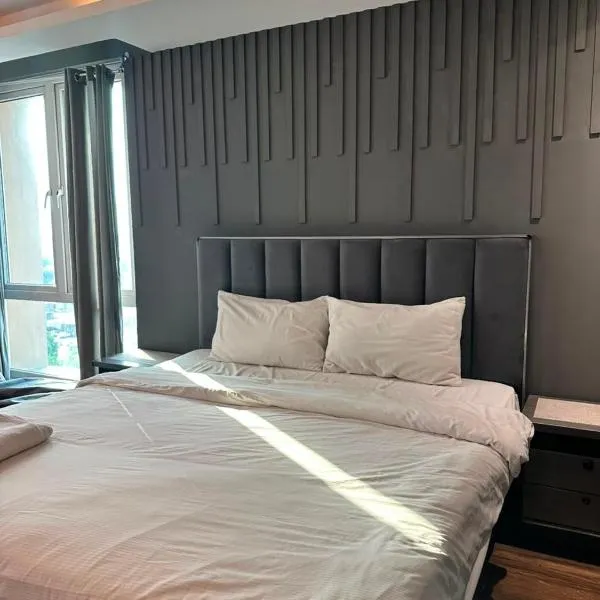 Exclusive Serviced Apartments at Goldcrest Mall and Residency DHA Phase 4, hotel v mestu Lahore