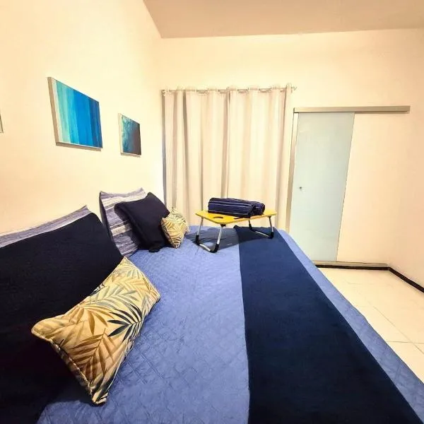 Apartamento com varanda e VISTA para RUA, TV e 2 suítes, hotel en Teixeira de Freitas