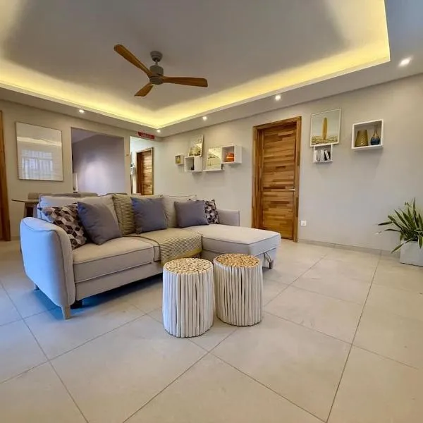 Modern apartment with pool in Grand Baie, hotel a Grand Baie
