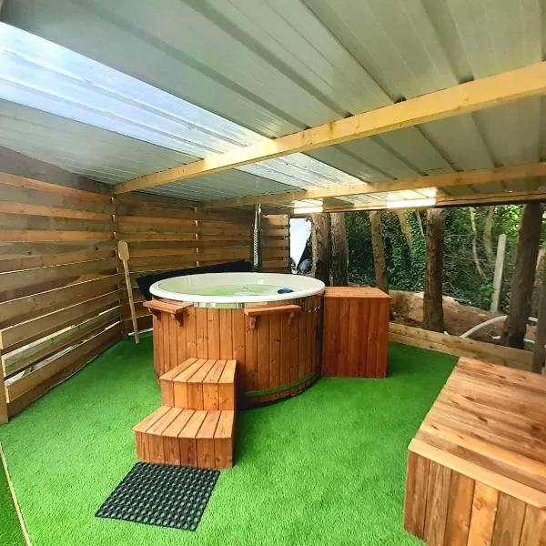 Yourte avec bain nordique, готель у місті Кемпер