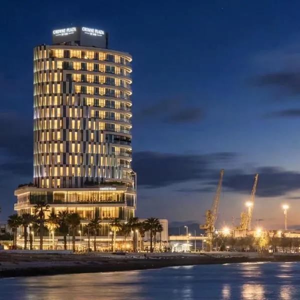 Crowne Plaza Durres by IHG، فندق في دوريس