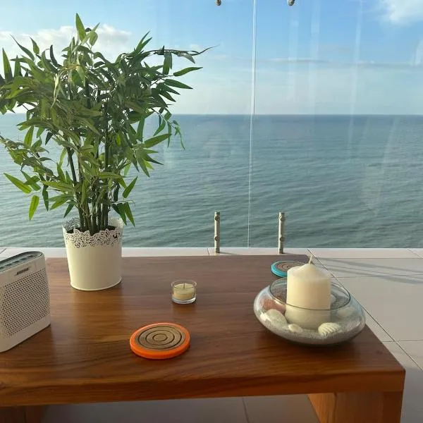 Hermoso departamento en Playa Azul frente al mar, hotel en Tonsupa