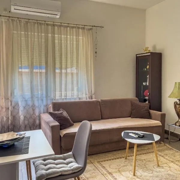Cozy spacious apartment, hotel sa Pejë