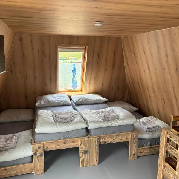 Rodinný 4 lůžkový pokoj s výhledem na Jezero Milada Ústí nad Labem, hotel a Lovosice
