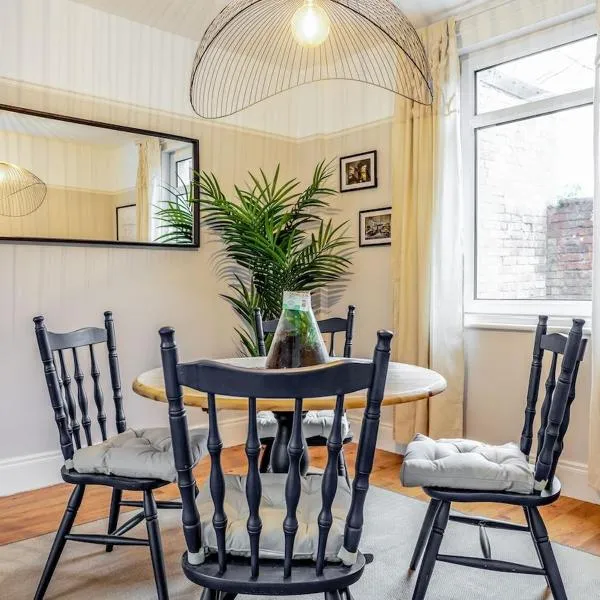 Modern 3BR Belfast Home Free Parking Sleeps 5, מלון בבלפסט
