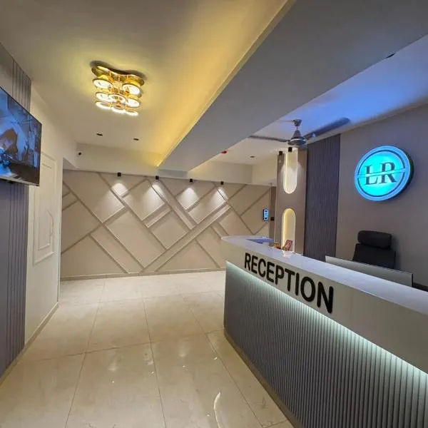 Hotel Lavish Regency, ξενοδοχείο στο Αχμενταμπάντ