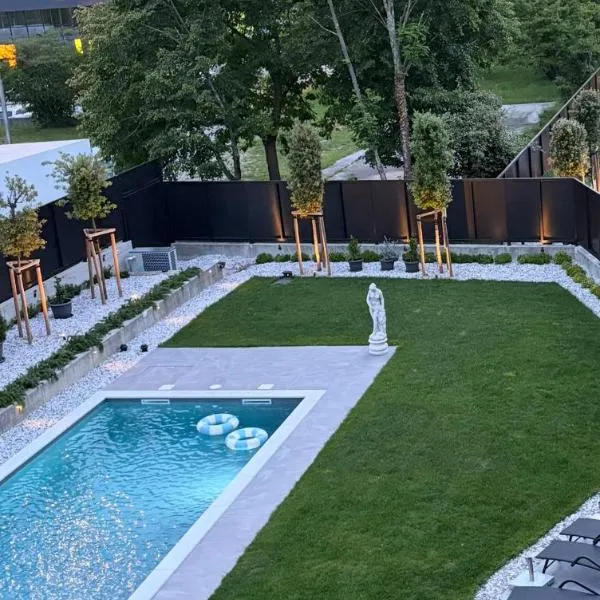 DAM boutique hotel & restaurant، فندق في نوفا جوريكا